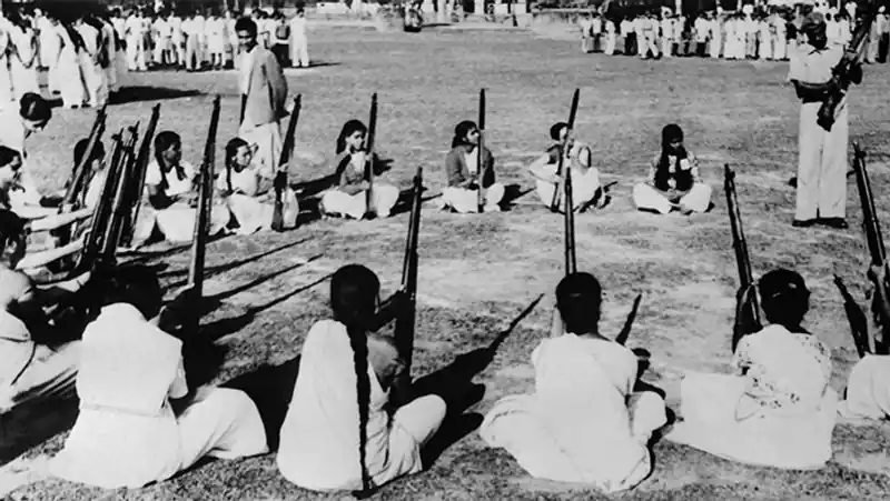 _bharatkibeti_'s tweet photo. इन महिलाओं ने दिखाया अगर देश में युद्ध की स्थिति हो तो महिलाएँ भी पुरूषों से कम नहीं हैं !!
किंतु हमारे देश के वामपंथी इतिहासकारों ने इस पराक्रम को हमारे पाठ्यक्रम में कोई स्थान नहीं दिया !!
Salute है भारत की नारी शक्ति को #indianwomen https://t.co/yp2baIczE6