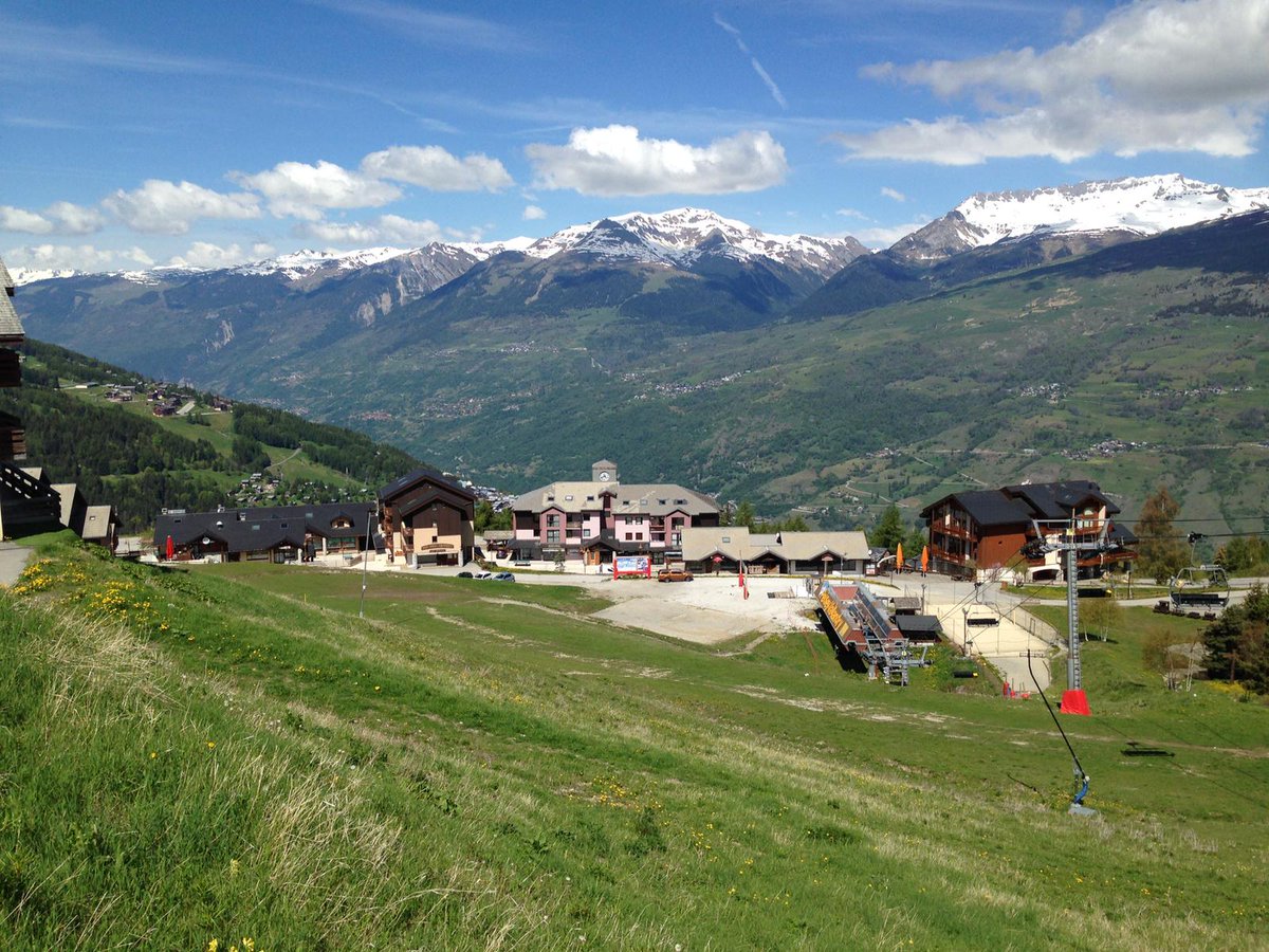 A Summer morning in France means a trip to our local bakery to stock up on pastries and baguettes. 

#peiseyvallandry #vallandry #lesarcs #paradiski #frenchalps #alpes #mountains