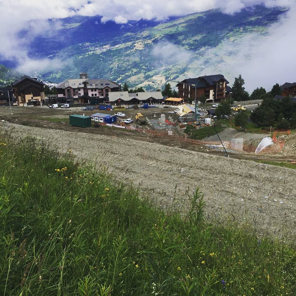 Latest progress on the new ski lift by our chalet 😀.
#peiseyvallandry #skiresort