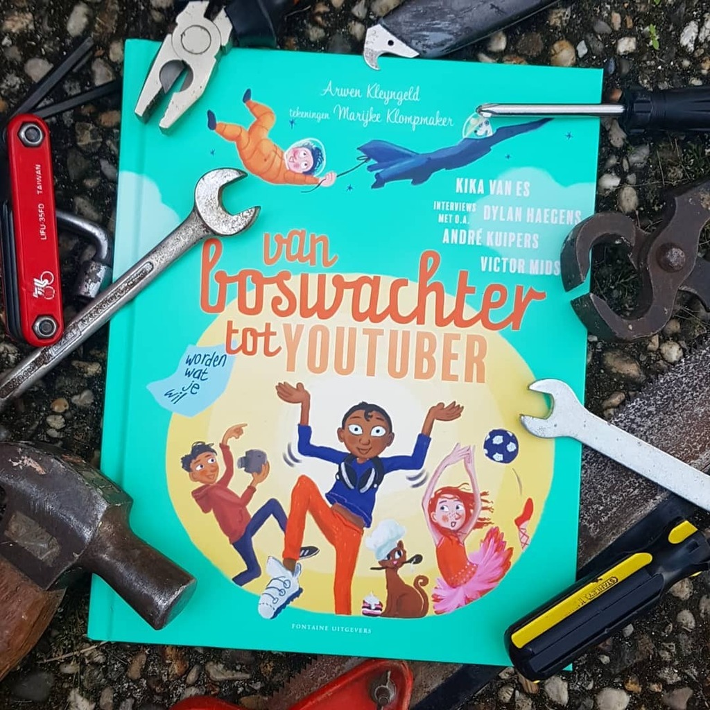 kinderboekbaas's tweet photo. 'Van boswachter tot Youtuber' van Arwen Kleyngeld en Marijke Klompmaker. Een prachtig en verhelderend boek over wat te doen als je groot bent. Vandaag staat de recensie op https://t.co/jEawFkMdUk.
.
.
#werk #beroep #groot #toekomst #astronaut #boswachte… https://t.co/GUqgoCFU6e https://t.co/4mbQnWuZT8