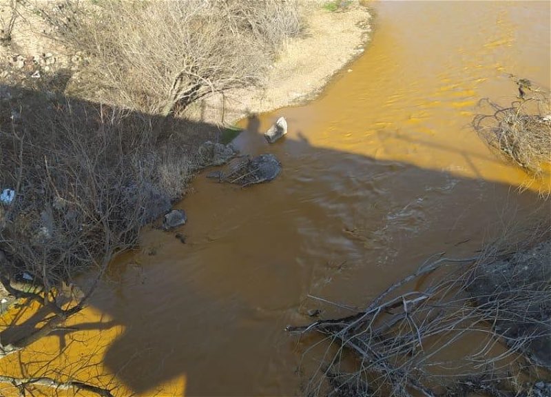 GomrukAkademiya's tweet photo. The salts of heavy metals enter the environment, as a result of emissions from the extractive and processing enterprises. #ZangezurCopperMolybdenumCombine aren't complying with the environmental standards, dumping wastes directly into #OkhchuchayRiver. #Ecoterror #Ecocide @UNEP https://t.co/guvfbmGBAE