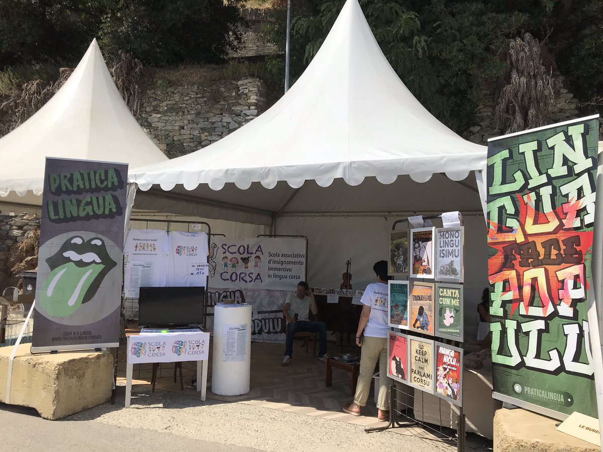 praticalingua's tweet photo. Simu pronti per a #FieraDiBastia cù #ScolaCorsa @FiuraMossa è @BastiaEterna https://t.co/q96KKquy5K
