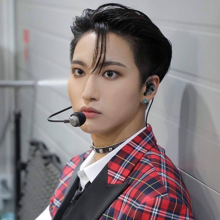 the duality of seonghwa's eyes