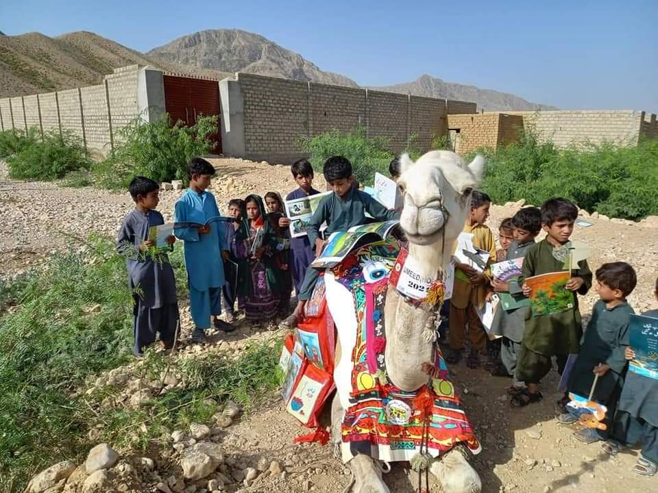 HullioSikandar's tweet photo. The #Balochistan is transforming at its own by switching to books than guns.

After successful experience of a mobile #CamelLibrary in Turbat and Barkhan, now it is also roaming in #Kohlu to educate the children at remotest parts of Pakistan.

More power to all unsung volunteers! https://t.co/P0hf9zlWCb