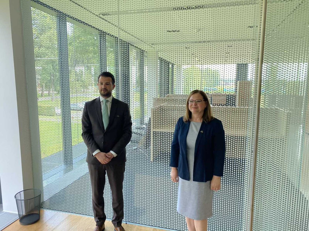 MCP_BiH's tweet photo. Ministrica Gudeljević razgovarala sa @JakovMilatovic, ministrom ekonomskog razvoja 🇲🇪 na temu #zapošljavanja #mladih ljudi i zaustavljanju trenda iseljavanja. 🇧🇦🤝🇲🇪
#AnkicaGudeljevic #MinistarstvoCivilnihPoslova #BosnaiHercegovina #CrnaGora
#MinistarstvoEkonomskogRazvoja https://t.co/o8ltLFgUhD