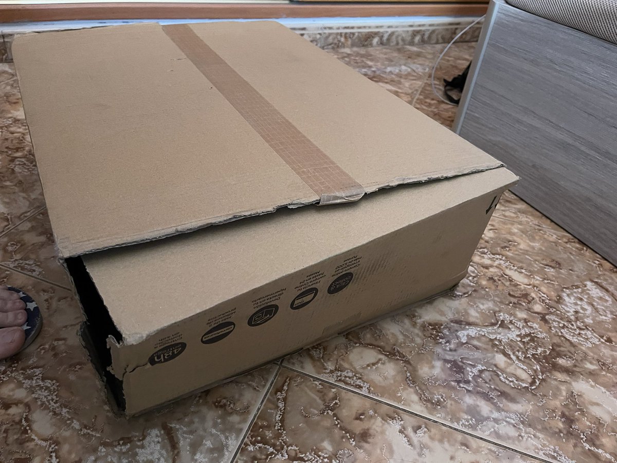 UKnowiLoveMe's tweet photo. @envialia_es pago gastos de envío y recibo el paquete con 2 días de retraso, me envían un email diciéndome que la entrega no se ha realizado por un error en la dirección cuando nadie me ha llamado y recibo el paquete así https://t.co/M7omRWkNV8
