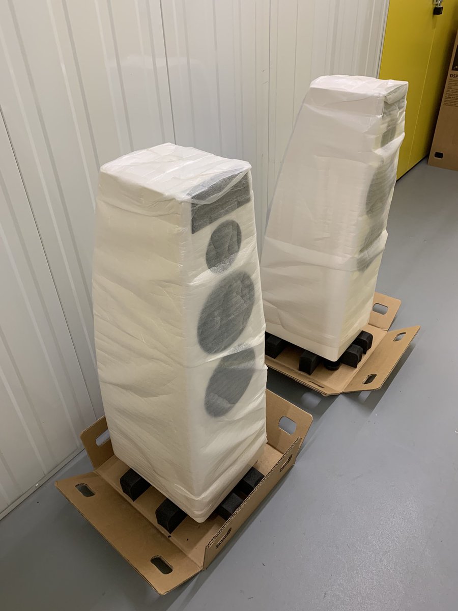 For sale: Meridian DSP5200SE, Ex Meridian Demo active speakers, complete with AC200 pre amp (Black), 210 streamer, Original Boxes etc. Current list is £12k, asking £3k…… please re-tweet!