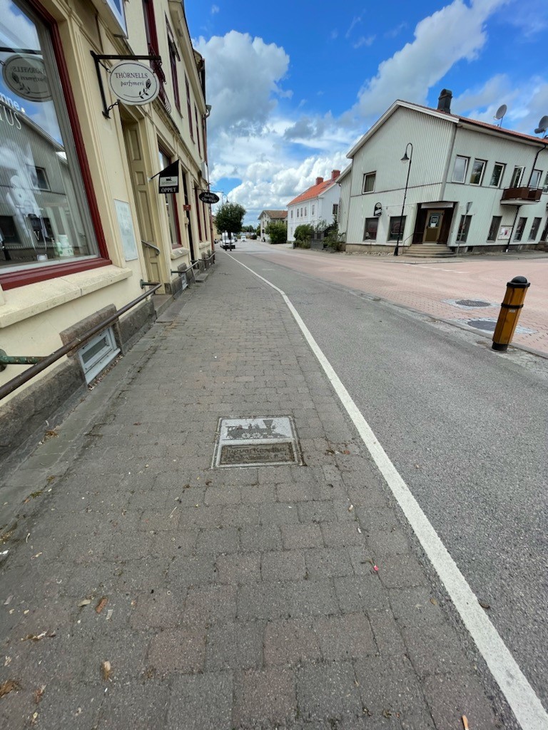 NiklasKrantz5's tweet photo. Kommunpolisen Ingvar Karelius i Herrljunga, som avled endast 63 år halvgammal, äras med en minnesplatta i Herrljunga. Ping @Polismuseet
#Herrljunga https://t.co/1bj1CZjcxM