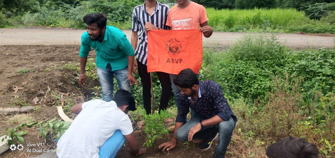 pramods567's tweet photo. अभाविपच्या स्थापना दिवसा निमित्त अर्धापुर शाखेच्या वतीने वृक्षारोपण व वृक्षसंवर्धन हा उपक्रम राबविण्यात आला. 
#AbvpNanded 
#NationalStudentsDay 
@mahaabvp @SiddheshwarLat1 @patilabhijit101 @jdevdatt @SinghkiRay @Manishaompraka2 @AnkitaP0598 @VDeulwad @VishalG52921929 https://t.co/bH9Ad6Dh3N