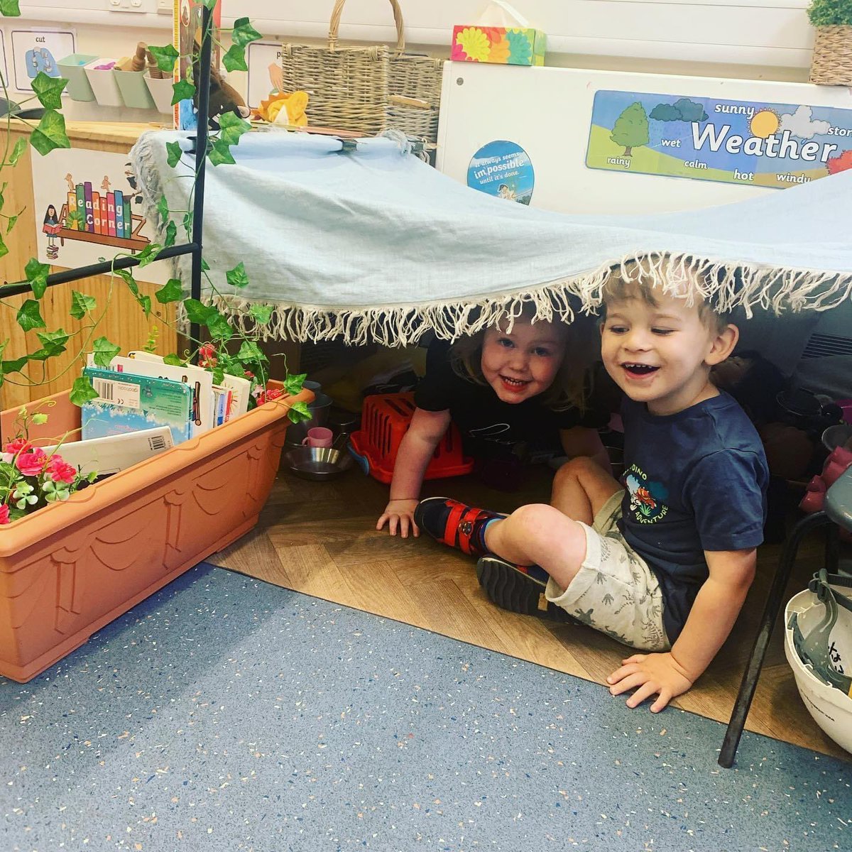 ❤️ Cadishead Pre-School ❤️                                          Children’s own interests                                         Seeks out others to share experiences.         Den building ⛺️👦👧
#Cadishead #preschool #teammojo