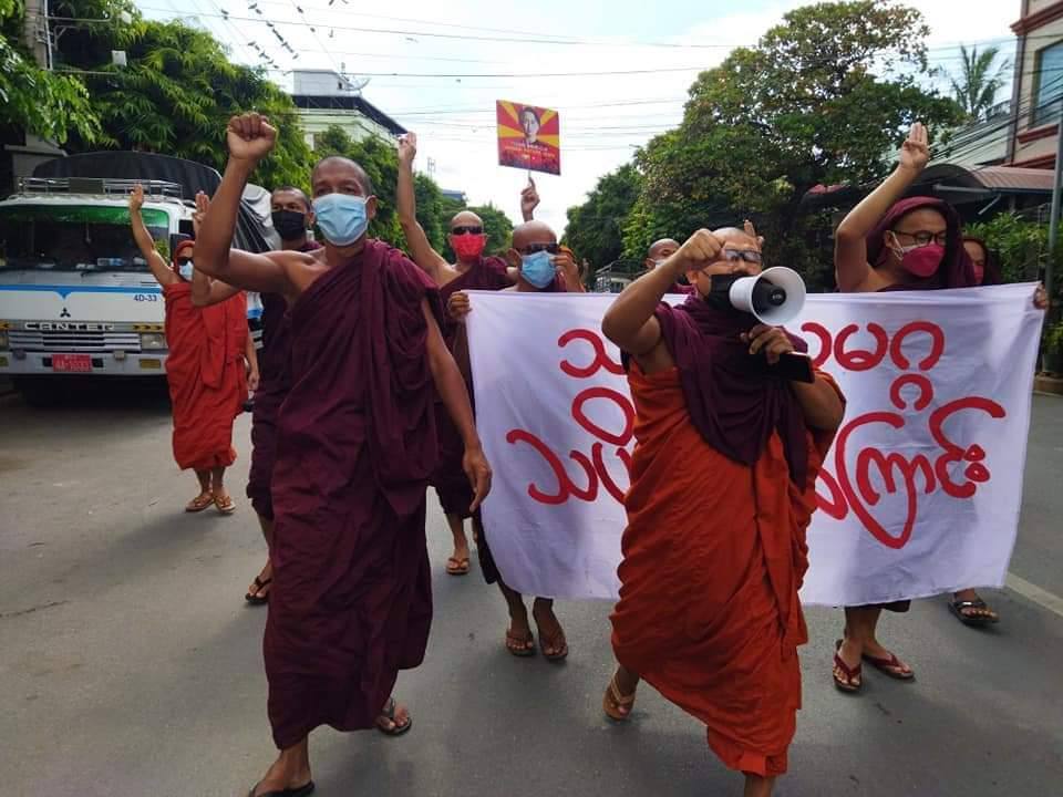 BettyAprilMoe's tweet photo. Protest against military dictatorship by Mandalay Sangha Union on the afternoon of July 9. #WhatsHappeningInMyanmar #July9Coup https://t.co/NAlxN84tfn