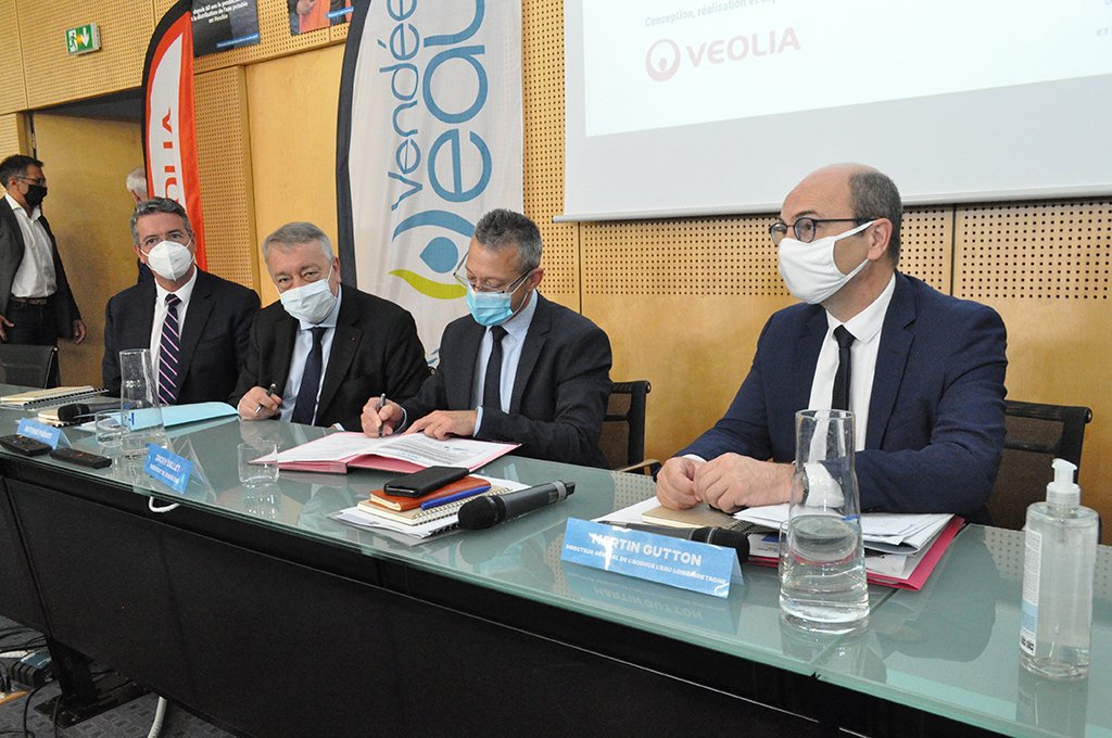 Signature du marché de construction de l’unité d’affinage du projet JOURDAIN à la 
<a href="/larochesuryonfr/">La Roche-sur-Yon, Ville & Agglomération</a>
✅Le marché est signé par Jacky Dallet, président de 
<a href="/Vendee_Eau/">Vendée Eau</a> et Antoine Frérot, PDG 
<a href="/Veolia_FR/">Veolia France</a> en présence de <a href="/guttonm/">Martin Gutton</a>, DG <a href="/LoireBretagne/">Eau Loire-Bretagne</a>