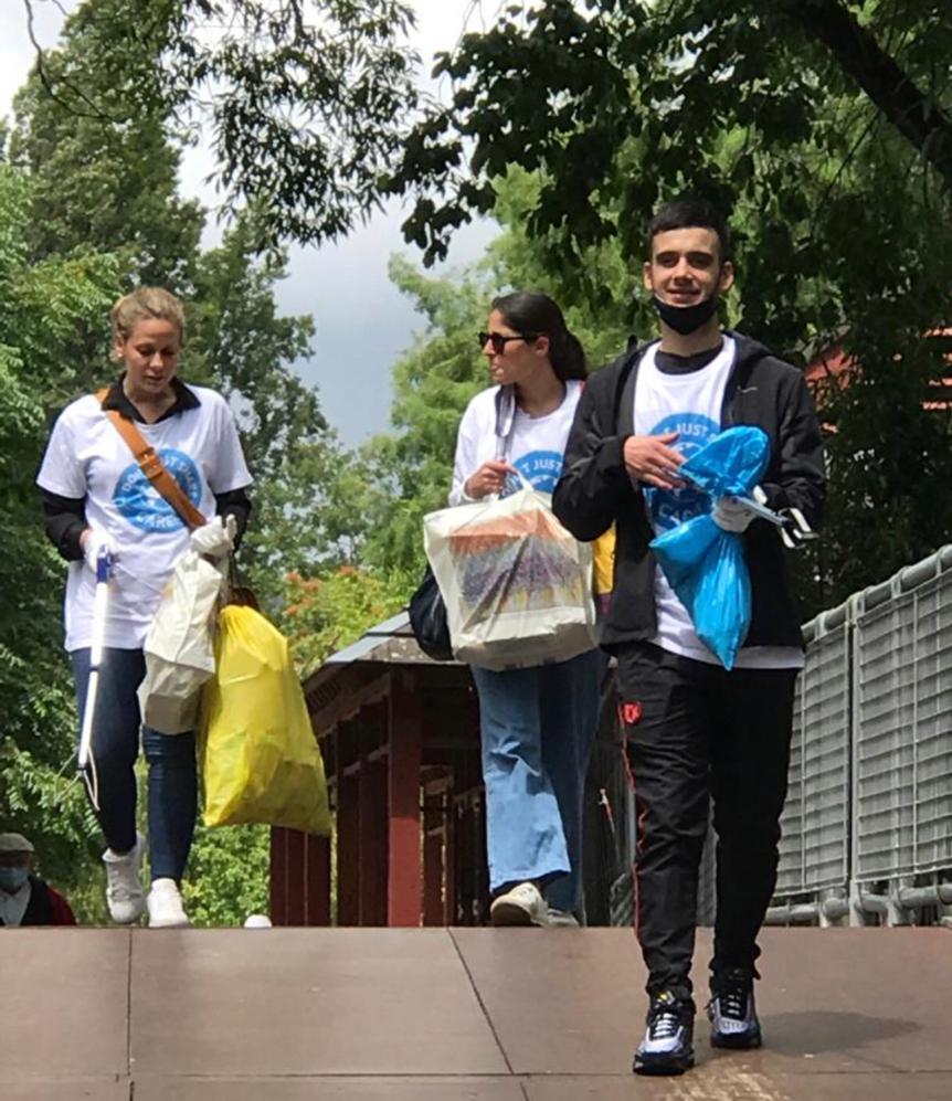 SodaStreamFR's tweet photo. Nous sommes très fiers de partager avec vous quelques images des #SodaStreamers qui, hier, effectuaient une opération de ramassage de déchets à #Nantes, à pied comme à vélo ! Bravo à tous 👏 @noplasticfrance #NoPlasticChallenge #PlasticFighter https://t.co/MB502EBzZt