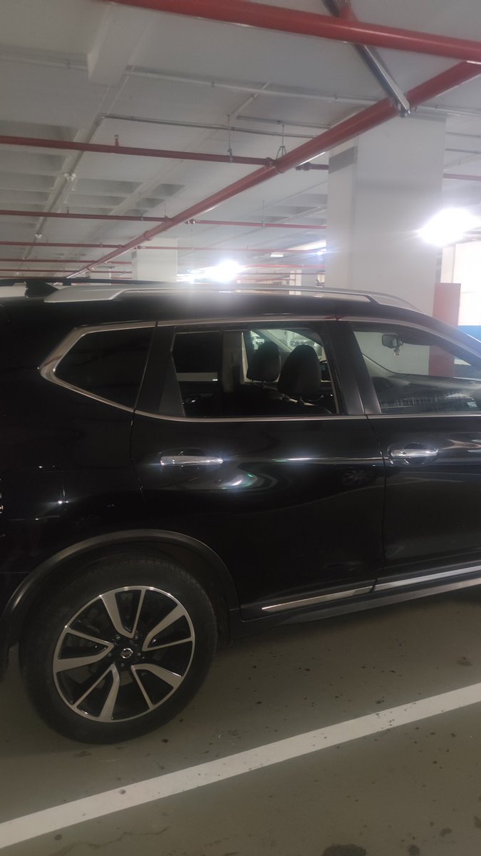 antiradarcatala's tweet photo. Apareixen més cotxes, sobretot SUVs, amb els vidres trencats als pàrquings SABA de Barcelona. L'empresa se'n desentén tot i ser pàrquings vigilats. Si hi aparqueu el cotxe no deixeu cap objecte a la vista susceptible de ser robat. Nosaltres anirem compartint les vostres denúncies https://t.co/Btptwxxoi8
