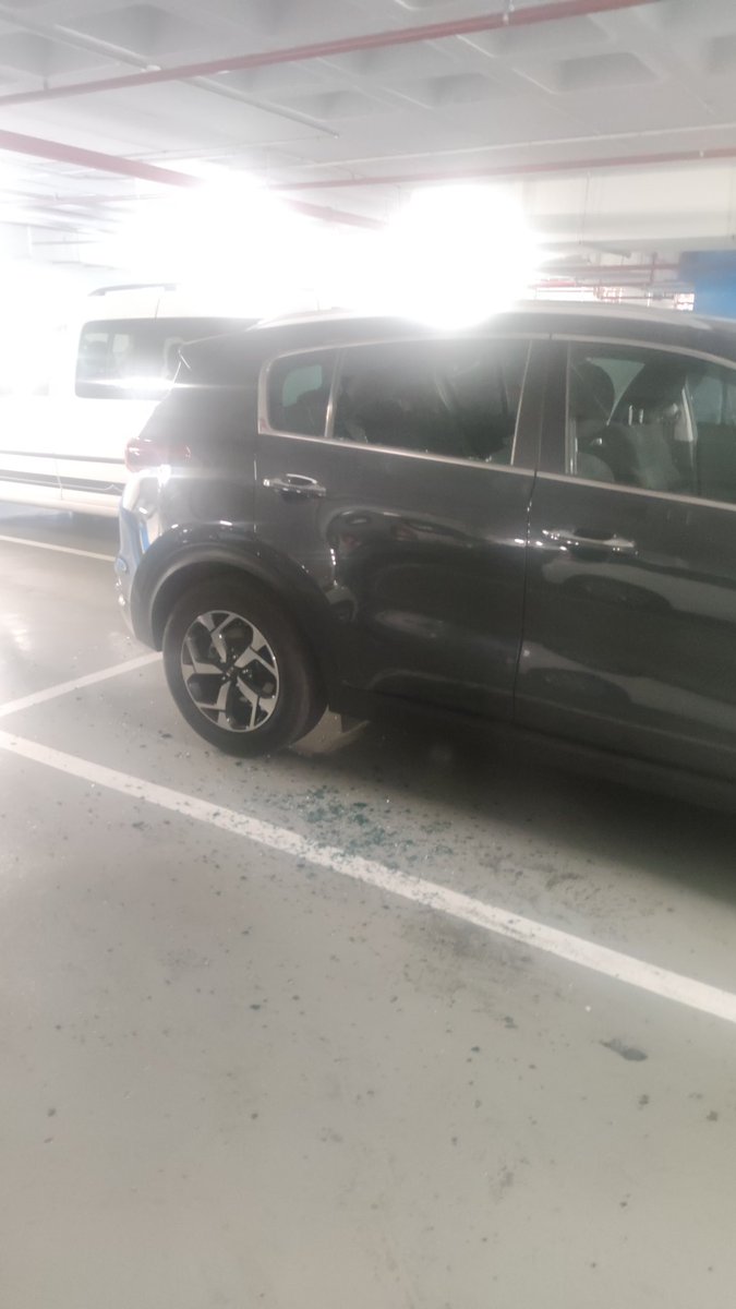 antiradarcatala's tweet photo. Apareixen més cotxes, sobretot SUVs, amb els vidres trencats als pàrquings SABA de Barcelona. L'empresa se'n desentén tot i ser pàrquings vigilats. Si hi aparqueu el cotxe no deixeu cap objecte a la vista susceptible de ser robat. Nosaltres anirem compartint les vostres denúncies https://t.co/Btptwxxoi8