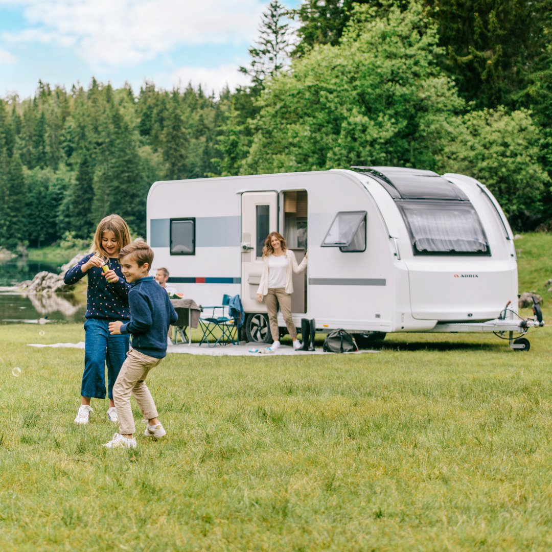 ANOIACARAVANAS's tweet photo. 🔷Estamos enamorados de esta caravana Adora 722,  nos hace sentir como en casa. 
Su ventana panorámica nos encanta♥ 

⚙️Chasis AL-KO
👨‍👩‍👧‍👦 4 plazas 
🍴Cocina completa

Para mas información DM 📩 

#anoiacaravanas #caravana #vanlife #vacaciones #holidays #sobreruedas #van #rutas https://t.co/eLOuDHN1Qe