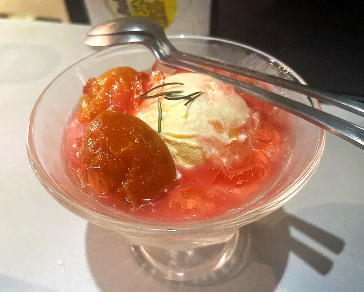 okomeyume's tweet photo. 大阪・肥後橋にある『天国』はアングラ感こそ否めないネオスタンド酒場。肉・ホルモン系のアテが美味しいんだけど、300円代からとリーズナブルな価格での提供。常連さんおすすめの生搾りサワーは果物のバリエーション豊かで選び甲斐あり元パティシエが作る、曜日限定「〆パフェ」も逃さずにね！ https://t.co/QkLYNr9k5h