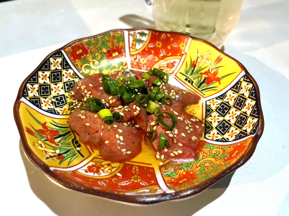 okomeyume's tweet photo. 大阪・肥後橋にある『天国』はアングラ感こそ否めないネオスタンド酒場。肉・ホルモン系のアテが美味しいんだけど、300円代からとリーズナブルな価格での提供。常連さんおすすめの生搾りサワーは果物のバリエーション豊かで選び甲斐あり元パティシエが作る、曜日限定「〆パフェ」も逃さずにね！ https://t.co/QkLYNr9k5h