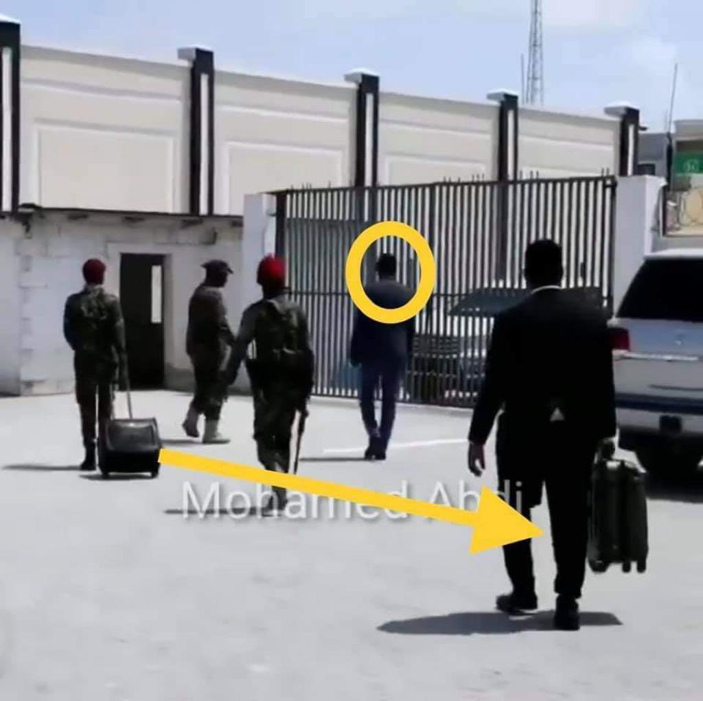 abdinur_abdella's tweet photo. The photo is worth of millions words, understandably this is why Abdi A rage was sent back from Kismayo.@UNSomalia @IGADReSGA @US2SOMALIA @amisomsomalia @EU_Commission @_AfricanUnion @martinplaut @RAbdiAnalyst @Aynte @farhanjimale @HannaAli @hodansomali @HassanSMohamud @HSKhayre https://t.co/U5J8D3DpyB