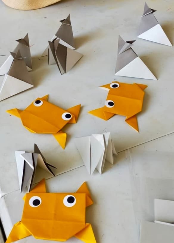ICTUSGIRONA's tweet photo. Reprenem el taller d'origami a carrec del Sr.Joan Esparraguera de VidalFontpaper.
Ahir van estar fent tapirs i crancs.
📆 Tots els dijous del mes de juliol
⏰ 17:30 a 18:30h
📍 Lloc: Ateneu Popular Coma Cros (Salt)
#ictusgirona #ictus #hemiplejia #origami #comacros #salt https://t.co/tzXFbgavyD
