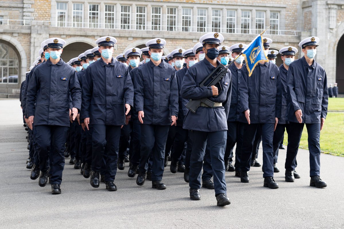 MarineNationale's tweet photo. [J-4 🇫🇷]  L'Ecole de maistrance défilera le #14Juillet! Elle assure la formation initiale des officiers mariniers, l'ossature de la Marine nationale. Chaque année, elle forme plus de 1️⃣1️⃣0️⃣0️⃣ jeunes aux métiers de militaires et de marins. 7️⃣3️⃣marins représenteront ses couleurs! https://t.co/k5jwj34Ozv