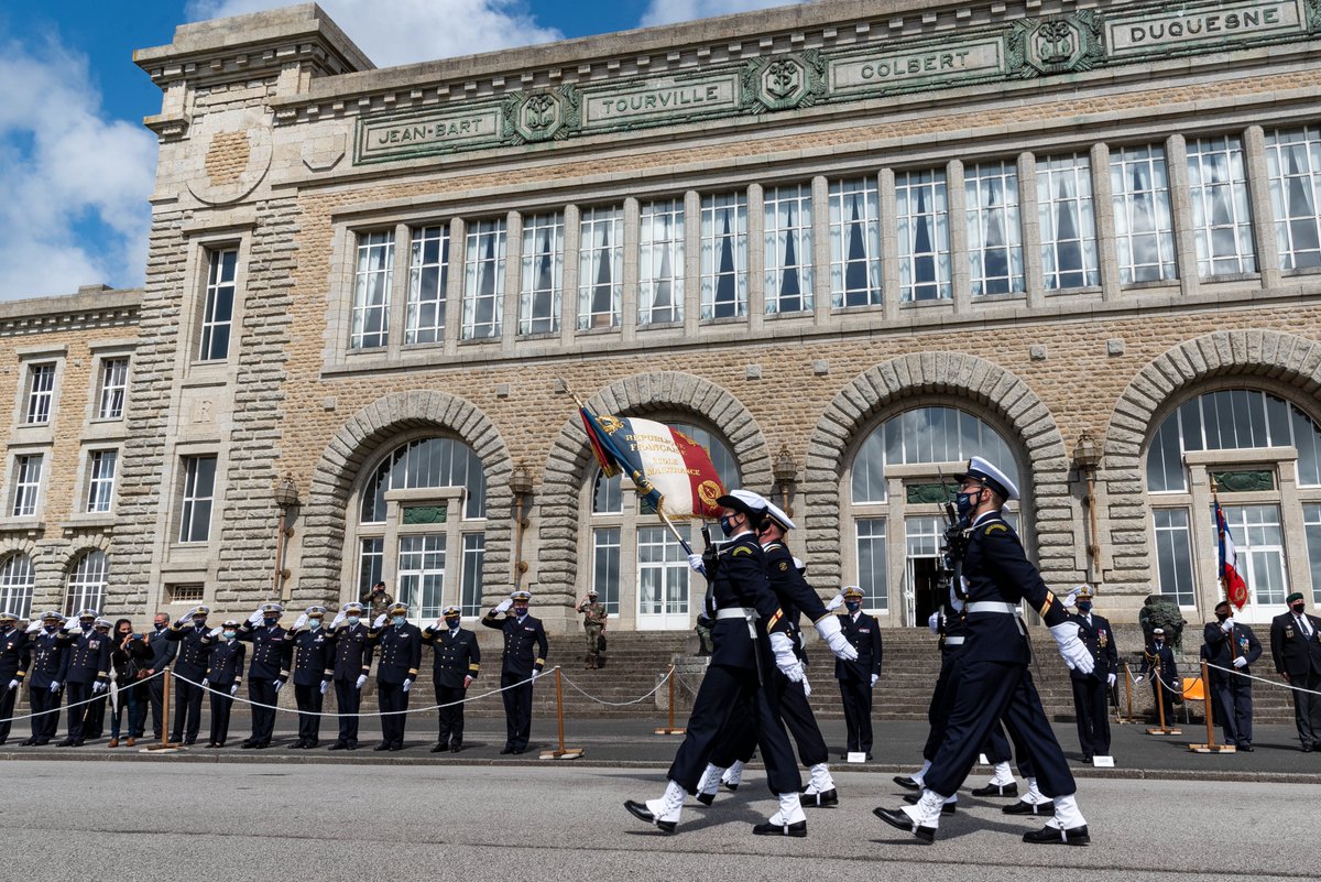 MarineNationale's tweet photo. [J-4 🇫🇷]  L'Ecole de maistrance défilera le #14Juillet! Elle assure la formation initiale des officiers mariniers, l'ossature de la Marine nationale. Chaque année, elle forme plus de 1️⃣1️⃣0️⃣0️⃣ jeunes aux métiers de militaires et de marins. 7️⃣3️⃣marins représenteront ses couleurs! https://t.co/k5jwj34Ozv