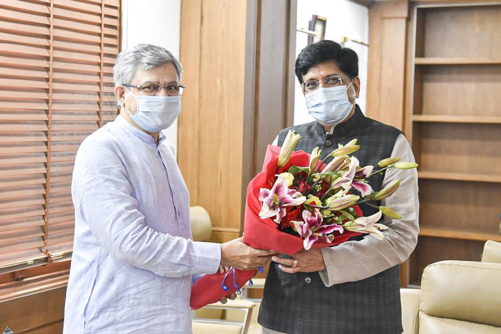 AshwiniVaishnaw's tweet image. Today, called on Shri @PiyushGoyal ji, Hon’ble Minister of Commerce &amp;amp; Industry, Consumer Affairs, Food &amp;amp; Public Distribution, Textiles and former Minister of Railways. 
My sincere thanks to him for the brief given by him about the Railway projects in progress.