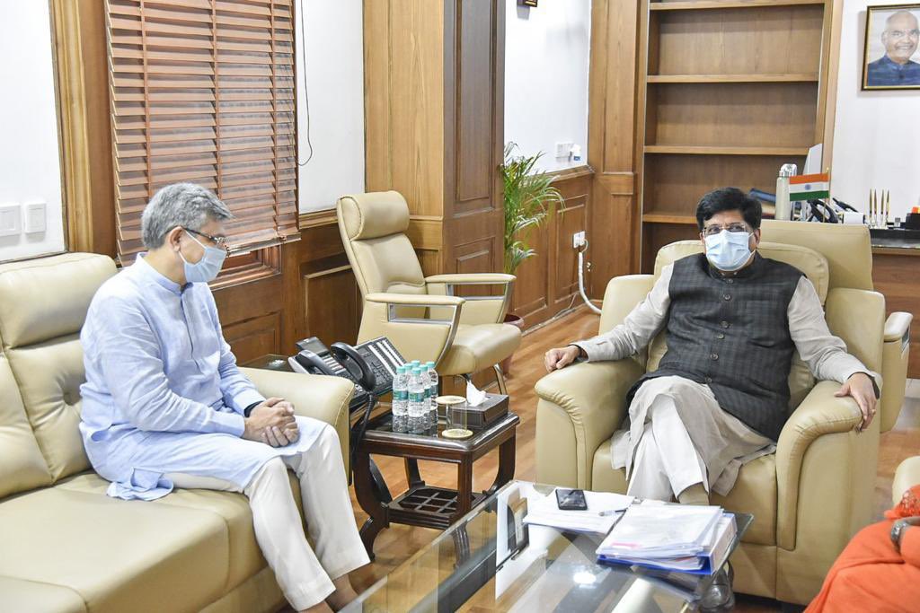 AshwiniVaishnaw's tweet image. Today, called on Shri @PiyushGoyal ji, Hon’ble Minister of Commerce &amp;amp; Industry, Consumer Affairs, Food &amp;amp; Public Distribution, Textiles and former Minister of Railways. 
My sincere thanks to him for the brief given by him about the Railway projects in progress.