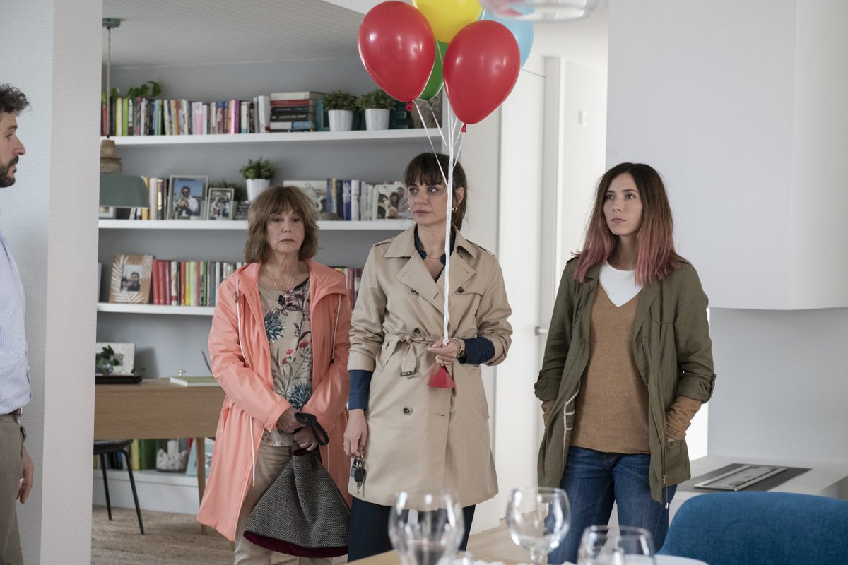 Movistar+ estrena hoy la comedia #Supernormal, sobre los malabares necesarios para ser mujer de éxito. De eso sabe bien Patricia (#MirenIbarguren), sin límites a la hora de compaginarlo todo: puesto de jefa en un banco, hijos, marido... #EmilioMartínezLázaro dirige al repartazo