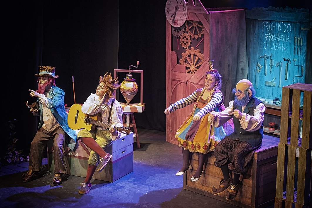 📆 La gira de verano de <a href="/Almozandia/">Almozandia Teatro</a>, llega este jueves a Uesca, mientras sigue sumando apoyos su campaña de crowfunding para su nuevo disco recopilatorio: vkm.is/pimpamfuera