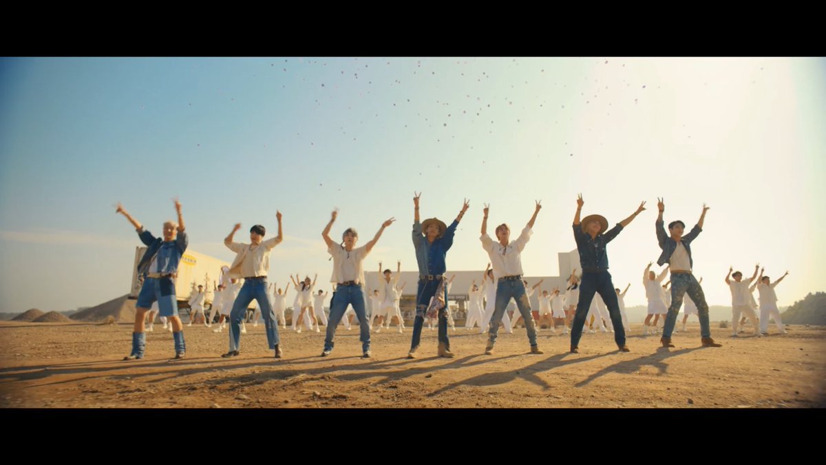moviesmusic_th_'s tweet photo. ท่าเต้นเพลง Permission to Dance ของ BTS มีภาษามืออเมริกันหรือ ASL อยู่ด้วยค่ะ พวกเขาใช้ทั้งคำว่า Dance, Happy และ Peace (การชูสองนิ้ว) เลย น่ารักและมีความหมายมากๆ เพิ่มความฟีลกู๊ดให้กับเพลงไปอีก ❤️ #PermissiontoDance https://t.co/5bXTZCyEIa