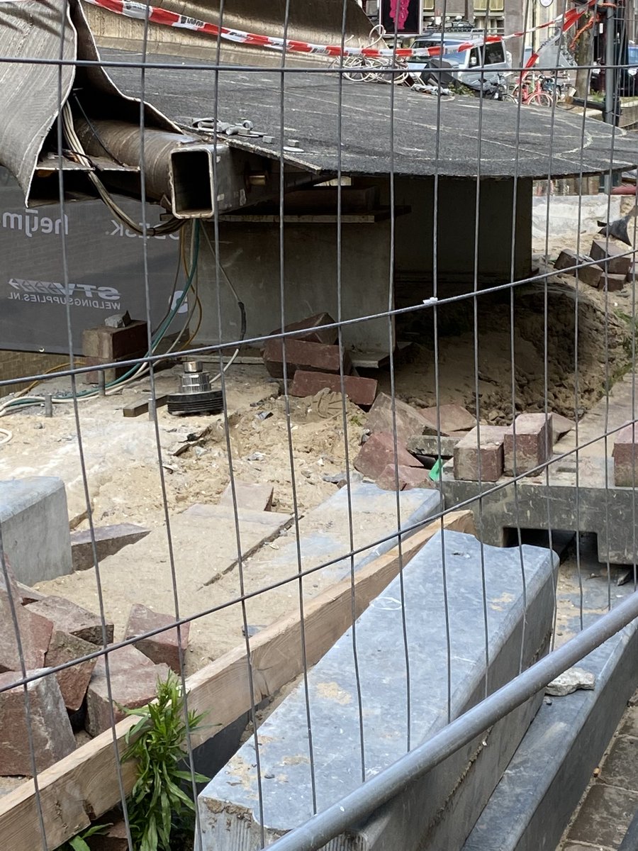 fabstylistikaNL's tweet photo. De BRUG #wallen #brug #3dbridge #3Dprinting #3dart #3dbrug #3D staan allerlei bouw appretuur omheen... maaaar ? #amsterdamlife Ik blijf foto's maken elke dag totdat ik weer snel naar door de buurt kan lopen/fietsen. https://t.co/aU9xWmPRsm