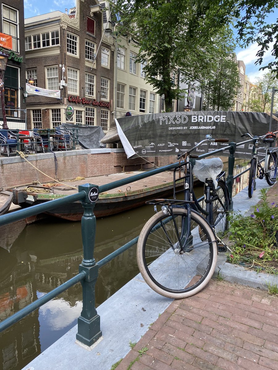 fabstylistikaNL's tweet photo. De BRUG #wallen #brug #3dbridge #3Dprinting #3dart #3dbrug #3D staan allerlei bouw appretuur omheen... maaaar ? #amsterdamlife Ik blijf foto's maken elke dag totdat ik weer snel naar door de buurt kan lopen/fietsen. https://t.co/aU9xWmPRsm