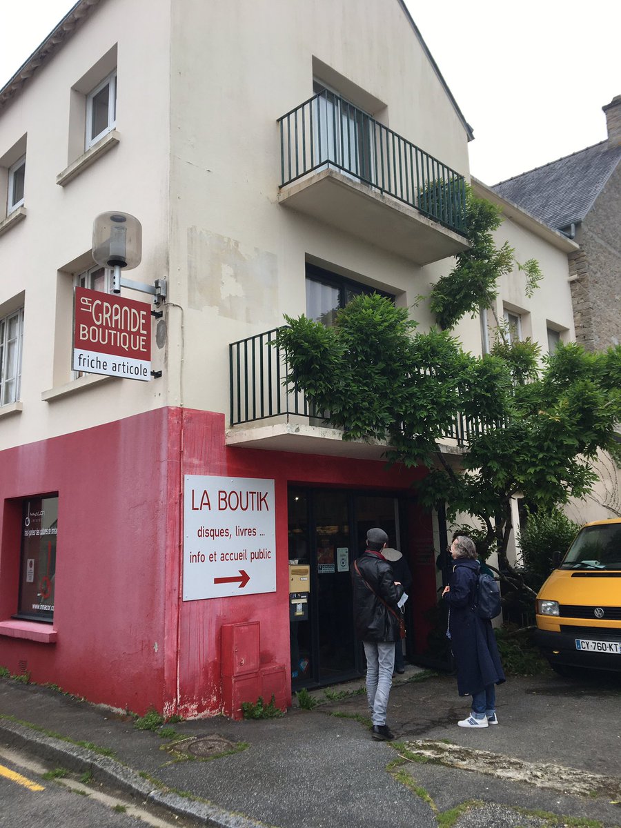 SVBretagne's tweet image. Festival #aerolithes en Kreiz Breizh.
2e jour du parcours artistique à l’intention des resp. de programmation : Moger en concert à La Grande Boutique #langonnet.
Et rencontre avec les 4 structures organisatrices du festival