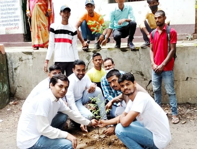 NALANDAABVP's tweet photo. स्थापना दिवस मौके पर बिहार शरीफ किसान कॉलेज एवं पीएल साहू उच्च विद्यालय में पौधारोपण का शुरुआत किया गया ABVP नालंदा ने ठाना है कि नालंदा में 3000 पौधे लगाना है
@lalbinit @SugrivkumarSK @shriniwas_hr https://t.co/LqgTdiwaDv
