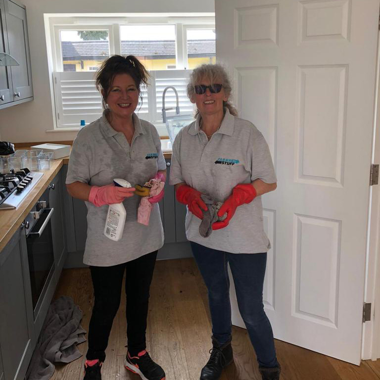 #teamphoto at Clean My Stuff with Phil, Jacky and Wendy. We're not cleaners over here at Move My Stuff but we're quite sure your supposed to use the cleaning products, not wear them... (We're looking at you Wendy!) 😅
#stoke #staffordshire #cleaningservices #gettingwet