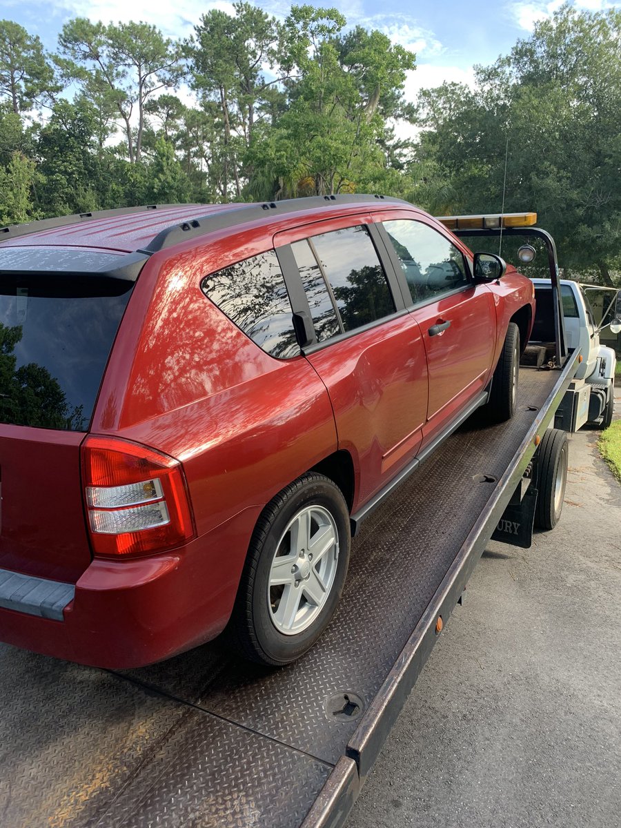 FDelapenna's tweet photo. Not ideal.. Car broke down doing a delivery of empanadas. The towing company charges me the amount of money i just paid for my flight. A week of work.. Gone. https://t.co/tOdUxXkTiX