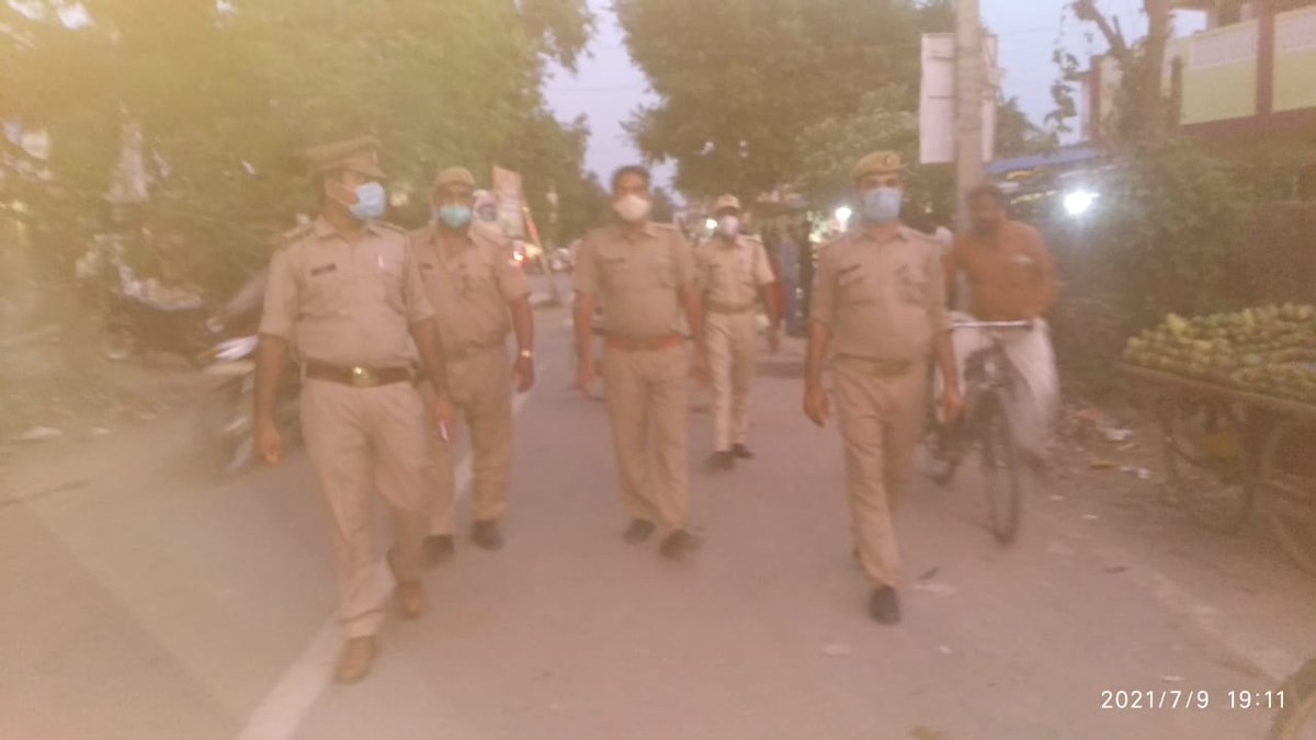 MKotwali's tweet photo. #BastiPolice उ0नि0श्री सर्वेश कुमार थाना कोतवाली द्वारा शांति/कानून व्यवस्था बनाये रखने हेतु चौकी क्षेत्र पटेलचौक अन्तर्गत पैदल गश्त किया गया व संदिग्ध व्यक्तियों/वाहनों की सघन चेकिंग की गयी #UPPolice #UPPInNews @AdgGkr @digbasti @AnilRai_IPS @mntlive @ndtv @dmbas_ https://t.co/kvW8RHpmcI