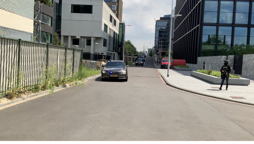 EIL: Die schwer bewaffnete Unterstützungseinheit der Justiz (BOT) hat die beiden Tatverdächtigen im Fall um den niederländischen Crimereporter #peterrdevries zur Rechtbank nach #Amsterdam gebracht. <a href="/bild/">BILD</a> <a href="/bild_news/">BILD News</a> <a href="/m_schinkel/">Michael Schinkel</a>