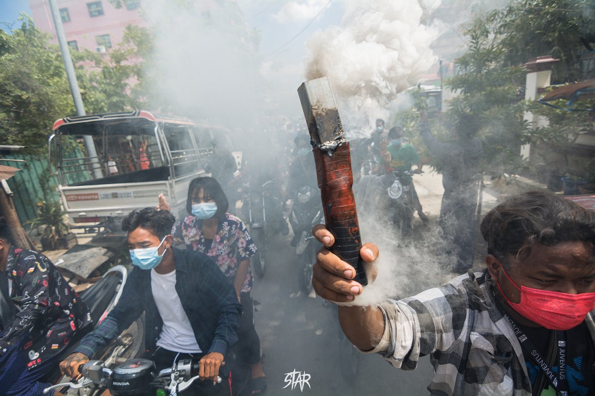 IrrawaddyNews's tweet photo. Residents from different parts of #Mandalay marched together in a protest against the military regime on Friday. (Photo:CJ) 

#WhatsHappeningInMyanmar https://t.co/ZMoL36h8fW