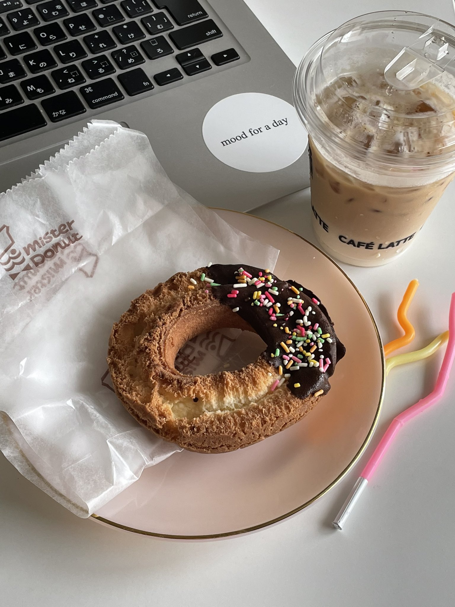 Mi ミスドのオールドファッション 冷凍庫で半日ぐらい冷凍してから食べるともうほんっとに永遠食べてたくなるからやってみて T Co Ival3wykw8 Twitter