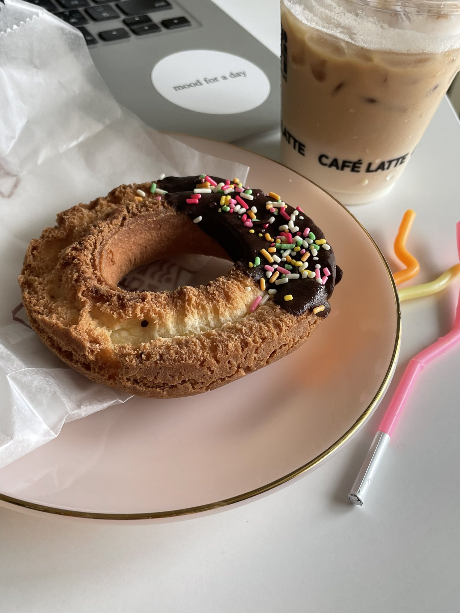 Mi ミスドのオールドファッション 冷凍庫で半日ぐらい冷凍してから食べるともうほんっとに永遠食べてたくなるからやってみて T Co Ival3wykw8 Twitter