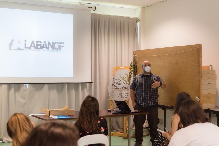 LaStatale's tweet photo. 🧪🧬A scuola di #Bioscienze con @cusmibio e le Fondazioni @FondBracco @pfizeritalia. 6️⃣6️⃣studentesse e studenti delle scuole superiori protagonisti di "Una settimana da ricercatrice" e "Incontri ravvicinati con il genoma umano". Leggi su #lastatalenews👉 https://t.co/i2fnf9VDP0 https://t.co/EZDhaRAeGQ