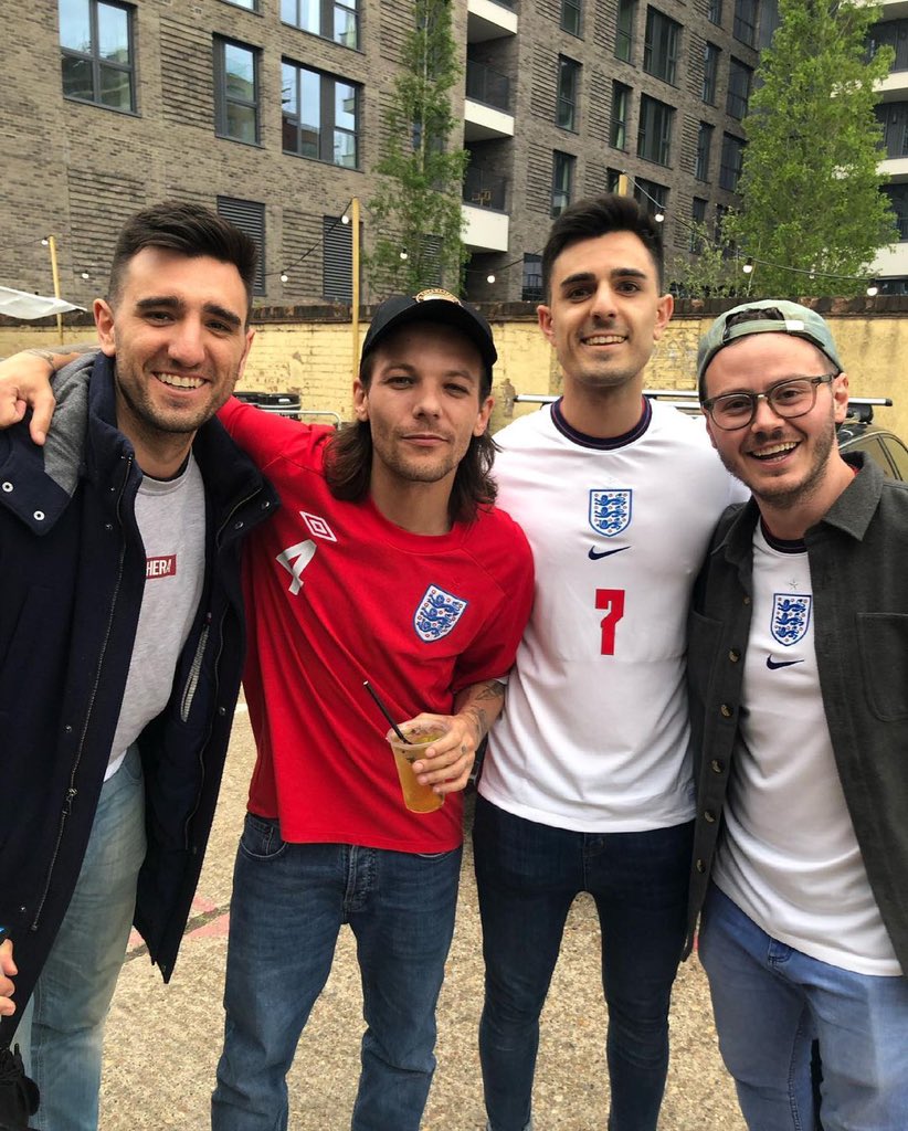 HyLSpain's tweet photo. 📲| "Louis dijo que solo se hacía fotos de 4 ya que de 5 le daba mucha nostalgia de lo antiguos y grandes días" 

Via iliascoplin https://t.co/AjdF0ZP320