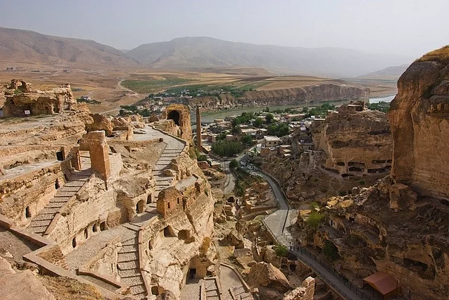 AcademikAhlak's tweet photo. Ortak kaderler:

12000 yıllık dipsiz göl ve 12000 yıllık Hasankeyf https://t.co/OtenqPROij