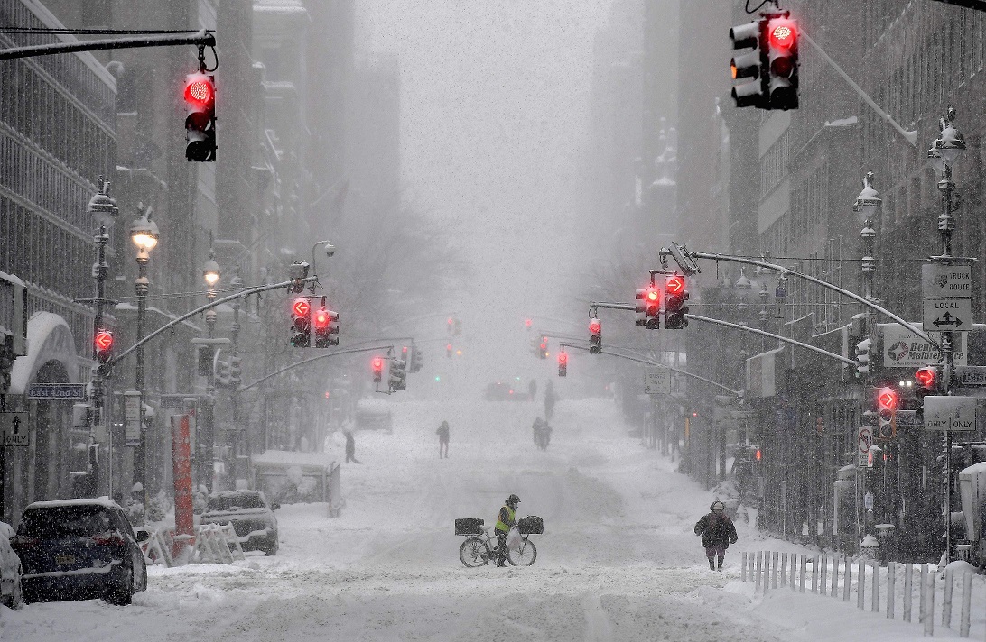 bodrum3535's tweet photo. 2021 winter - midtown New York.  by Angela Weiss https://t.co/uCSFz8fDHh