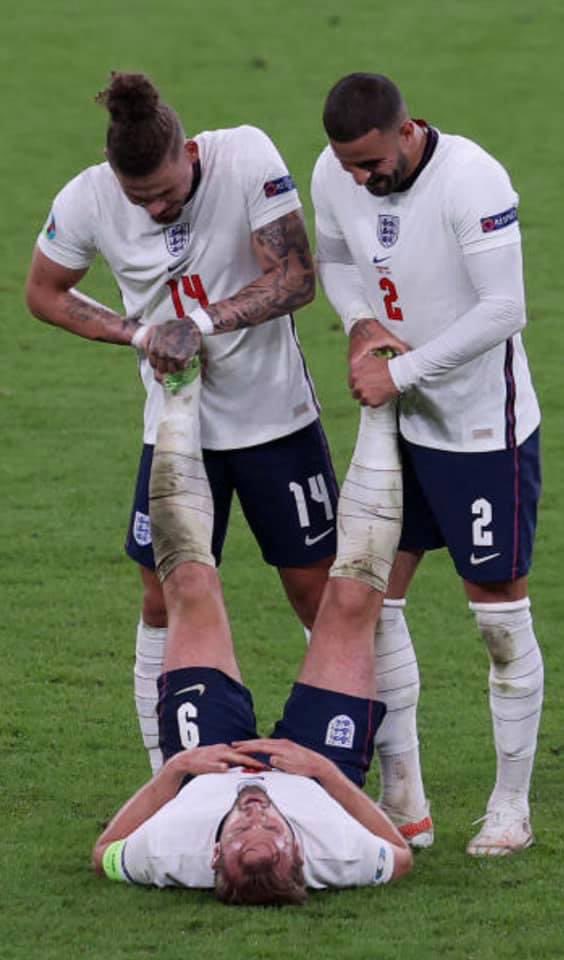 TheSpursExpress's tweet image. Phillips: “So this one is worth £150m” 
Walker: “and this one is worth the other £150m”