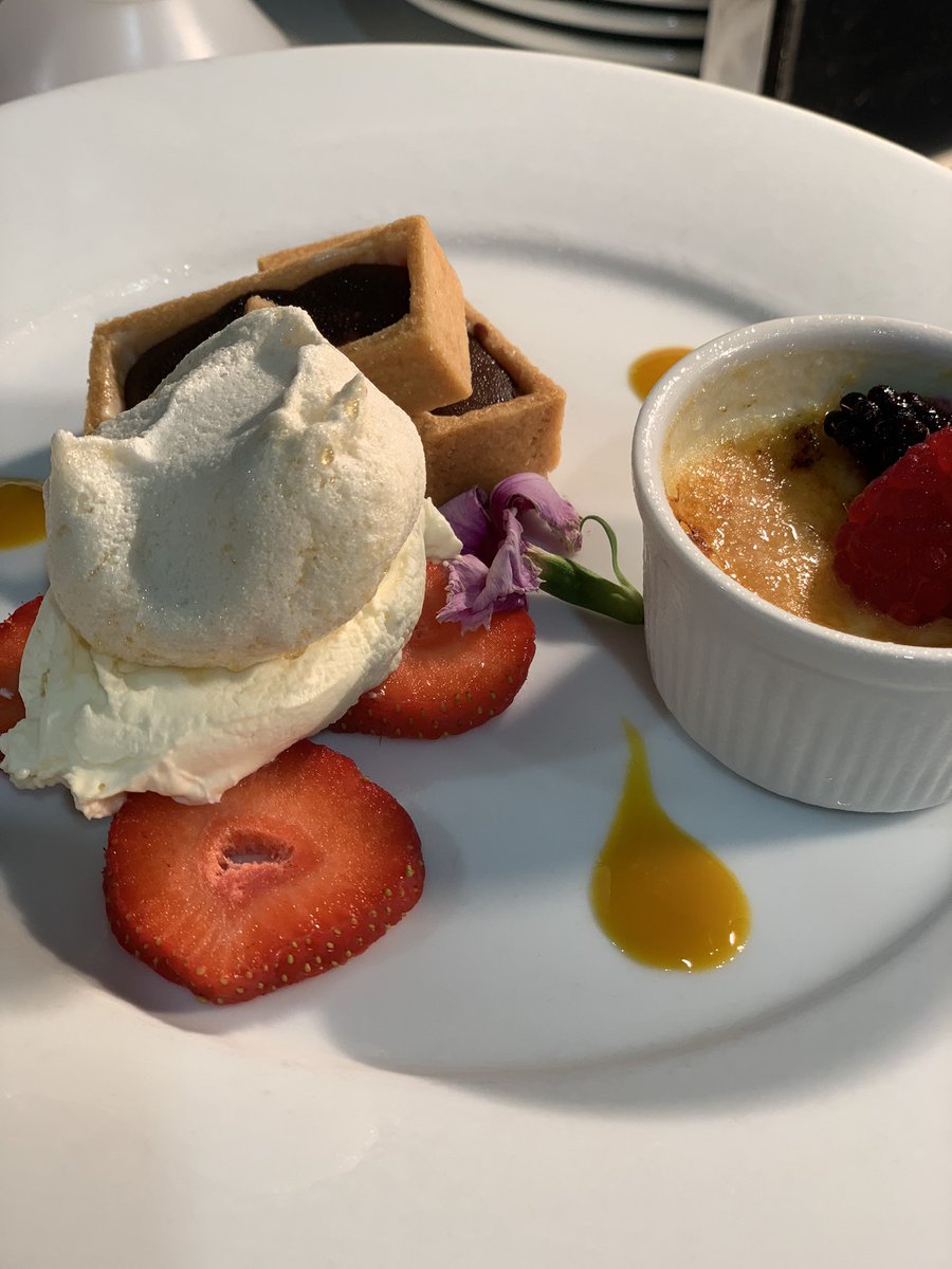 NathanSimms17's tweet image. What a fantastic send off for the Queen’s leavers. Great job team! @Nickhowe64 @HhRgulley @HolroydHowe @DamianBlake4 @EmilyWa57761655