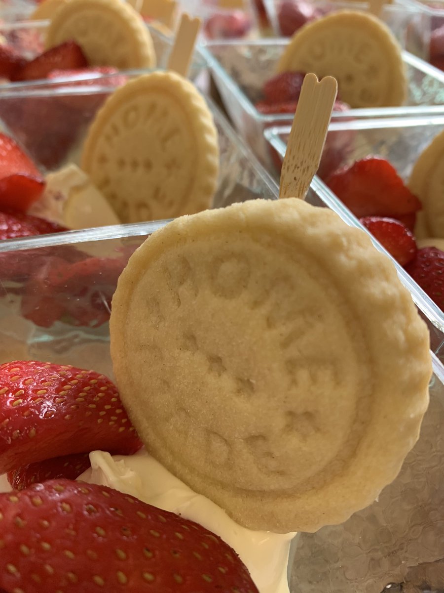 NathanSimms17's tweet image. Strawberries anyone? Beautiful local Nynehead strawberries and cream for our Junior’s speech day. Delicious! @QueensTaunton @Nickhowe64 @HhRgulley @DamianBlake4 @HolroydHowe @markrharris67