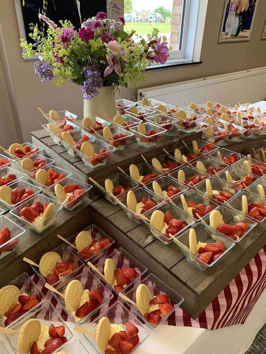 NathanSimms17's tweet image. Strawberries anyone? Beautiful local Nynehead strawberries and cream for our Junior’s speech day. Delicious! @QueensTaunton @Nickhowe64 @HhRgulley @DamianBlake4 @HolroydHowe @markrharris67